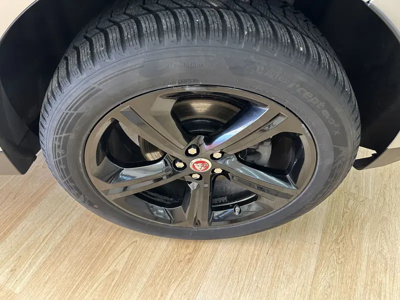 Jaguar F-Pace usata a Bari (11)