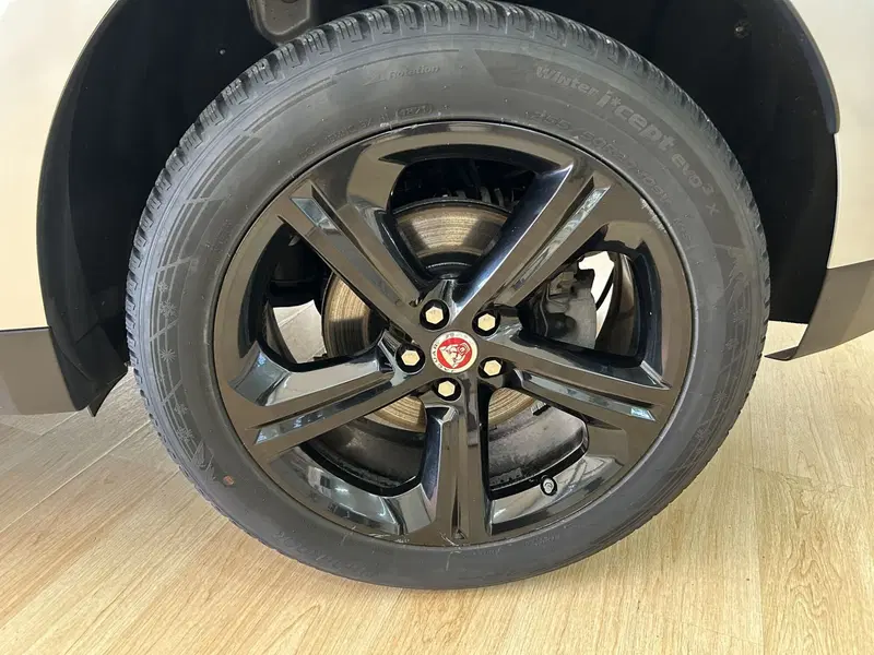 Jaguar F-Pace usata a Bari (12)