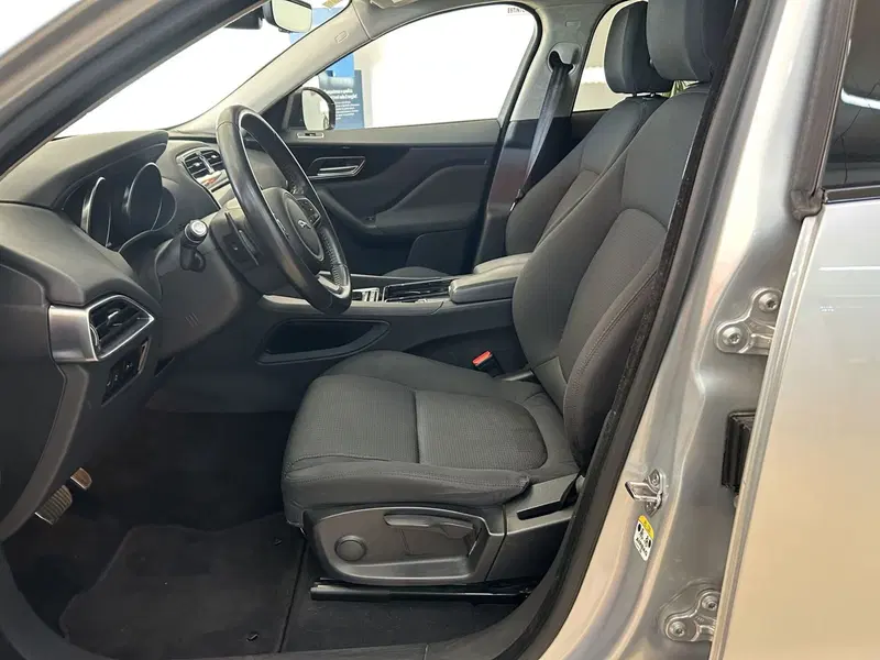 Jaguar F-Pace usata a Bari (13)