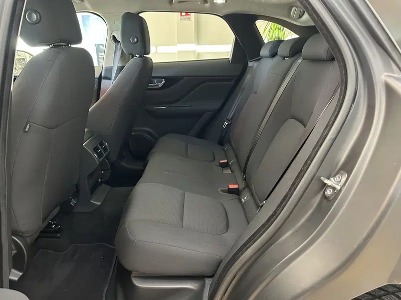 Jaguar F-Pace usata a Bari (14)