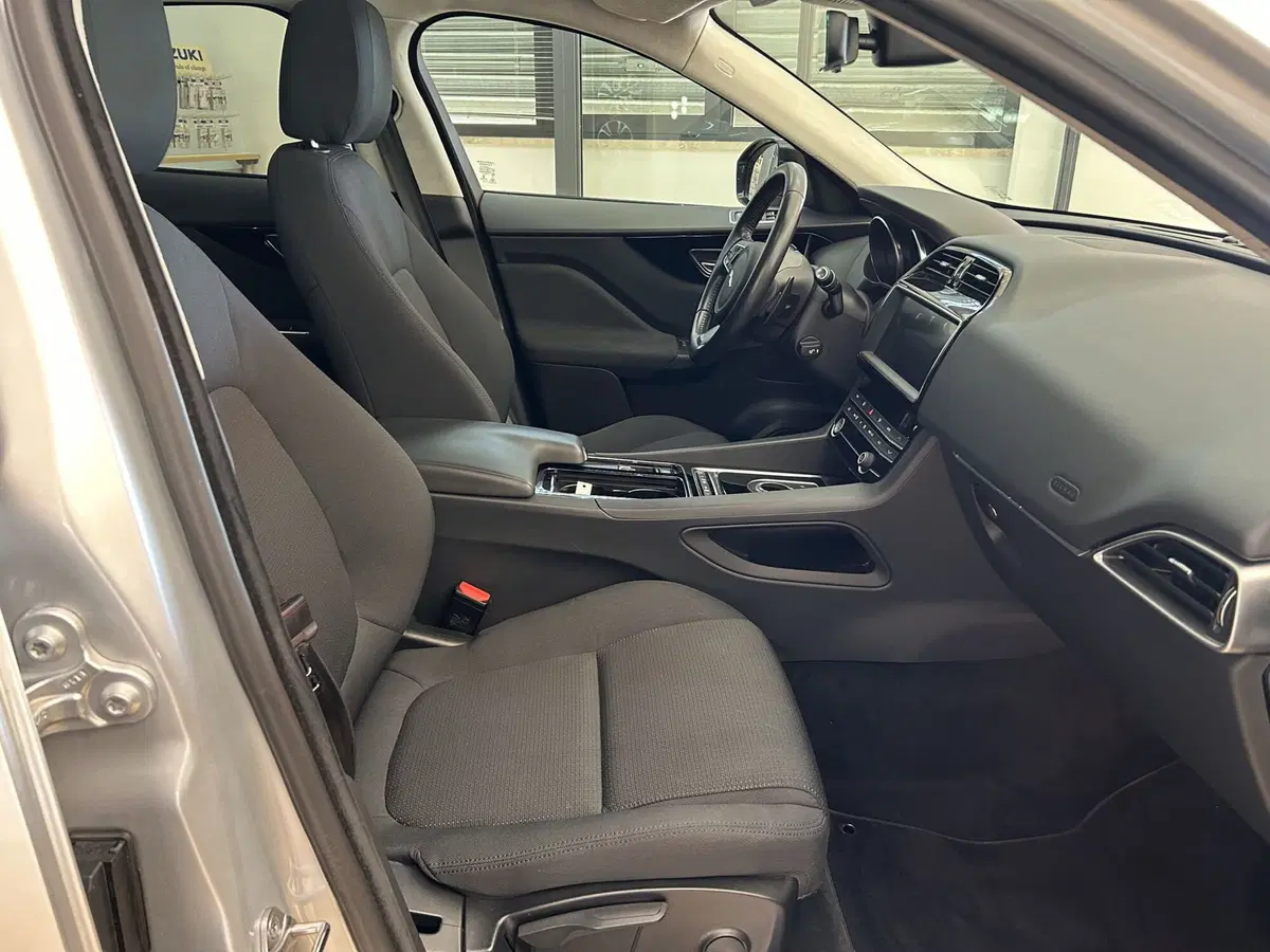 Jaguar F-Pace usata a Bari (15)