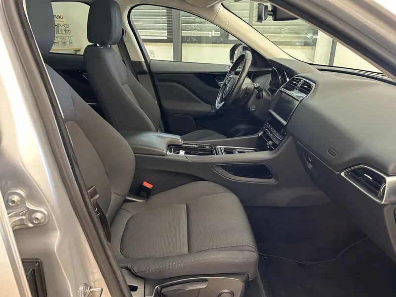 Jaguar F-Pace usata a Bari (15)