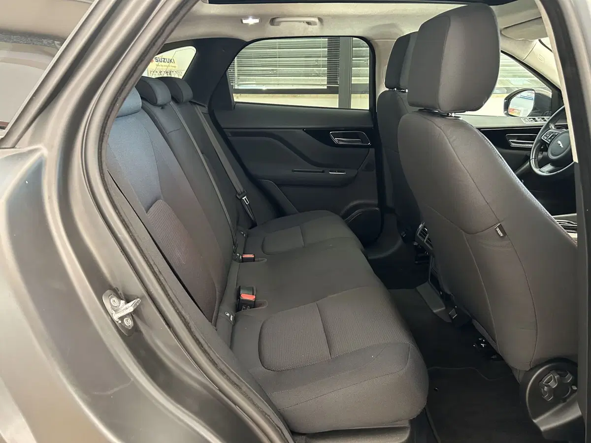 Jaguar F-Pace usata a Bari (16)