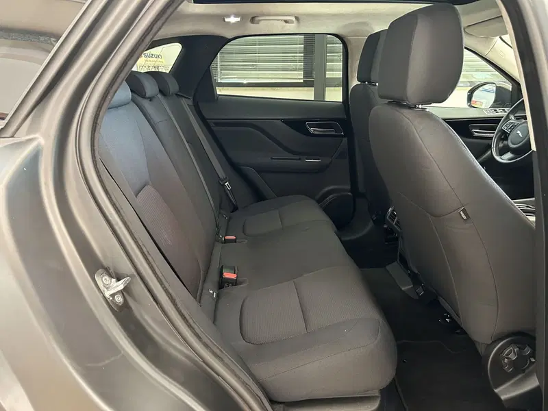 Jaguar F-Pace usata a Bari (16)