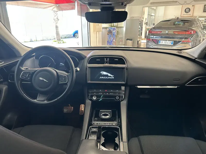 Jaguar F-Pace usata a Bari (19)