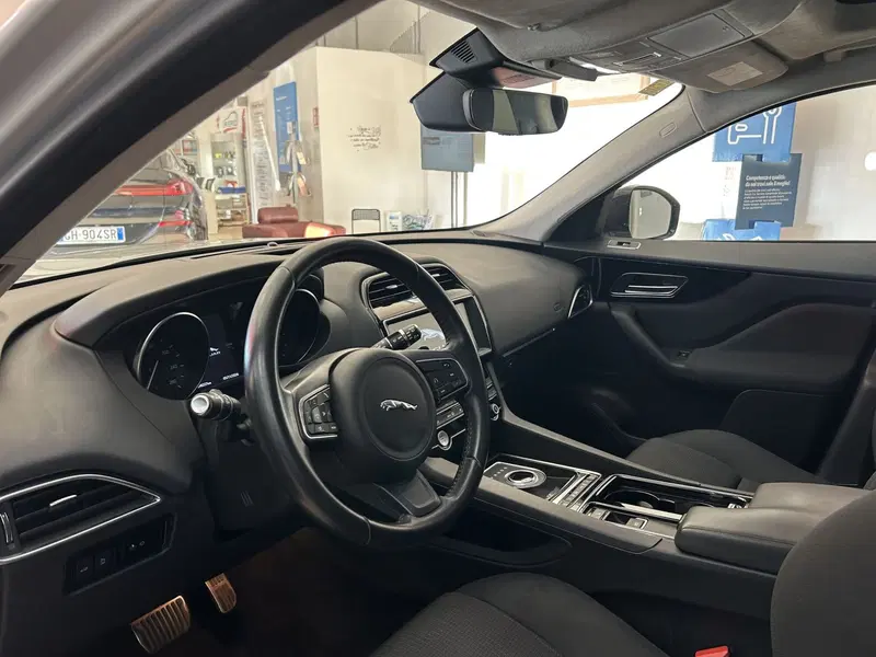 Jaguar F-Pace usata a Bari (20)