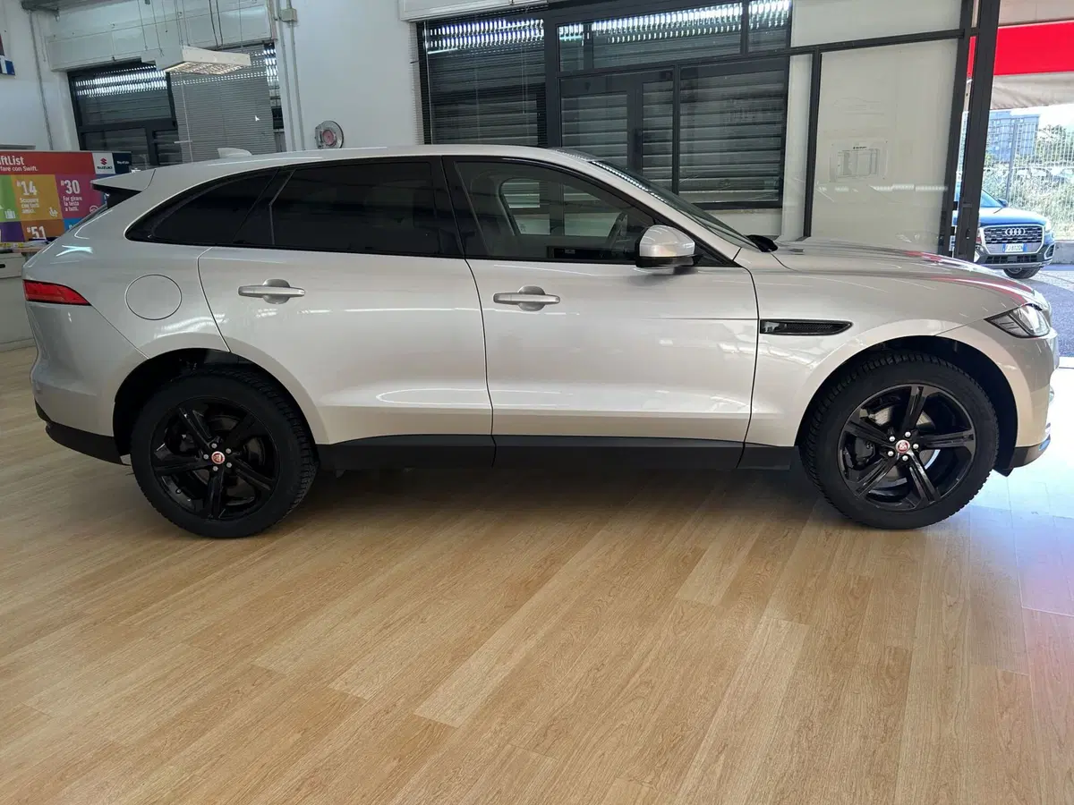 Jaguar F-Pace usata a Bari (4)