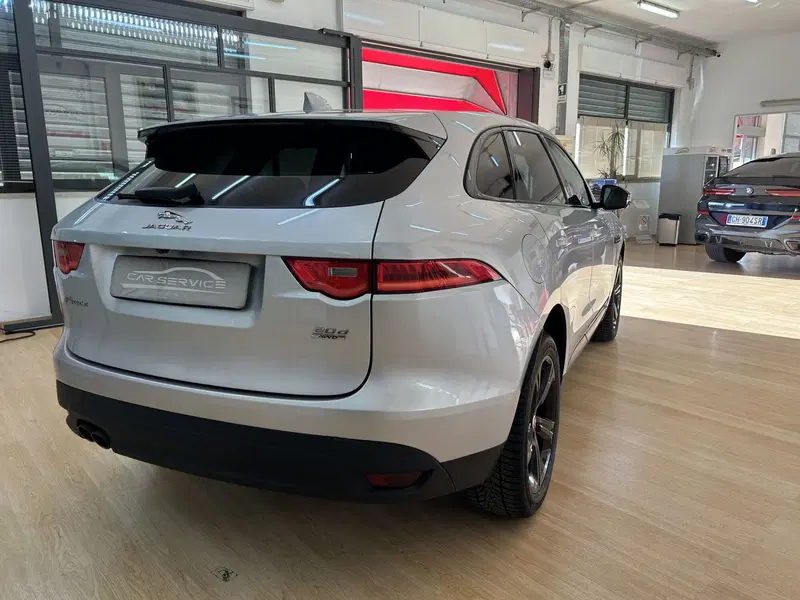 Jaguar F-Pace usata a Bari (5)