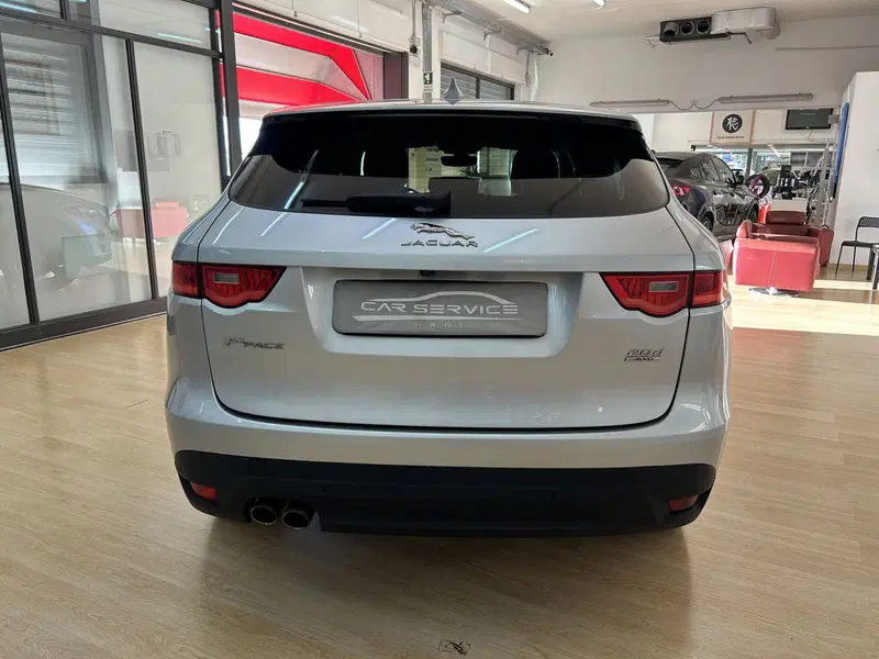 Jaguar F-Pace usata a Bari (6)