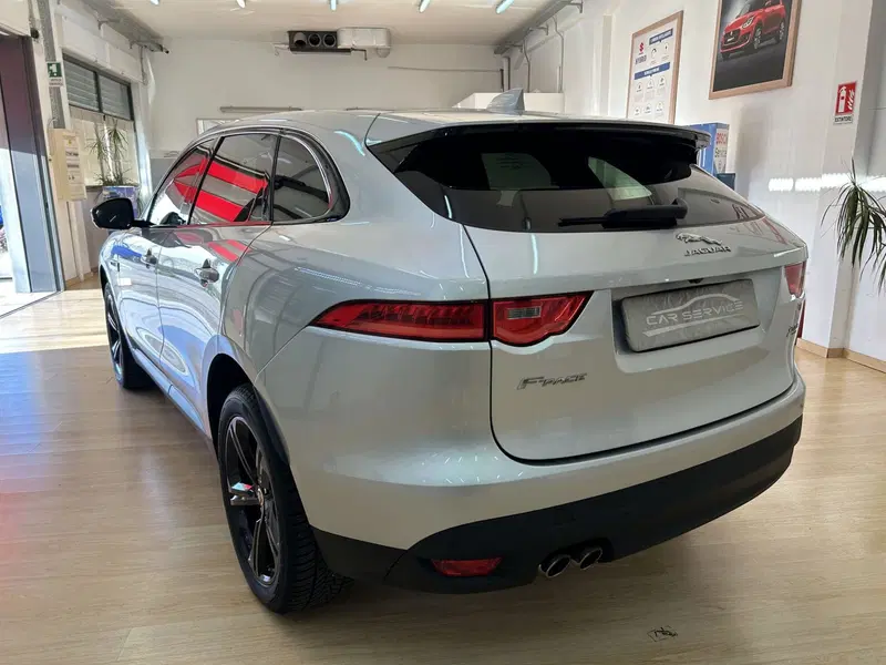 Jaguar F-Pace usata a Bari (7)