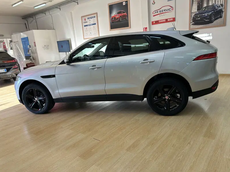 Jaguar F-Pace usata a Bari (8)