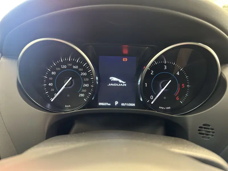 Jaguar F-Pace usata a Bari (9)