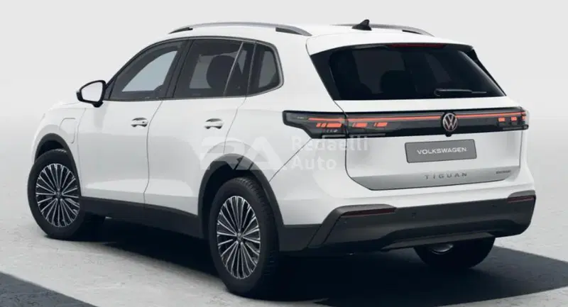 Volkswagen Tiguan nuova a Lecco (3)
