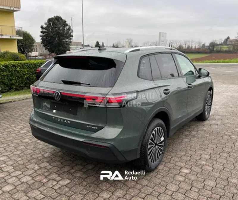 Volkswagen Tiguan nuova a Lecco (4)
