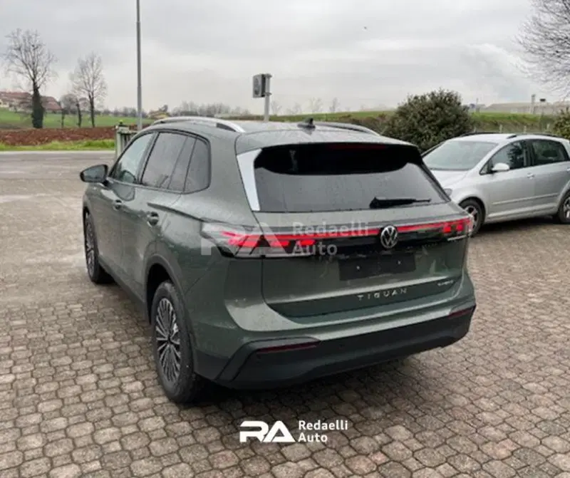 Volkswagen Tiguan nuova a Lecco (5)