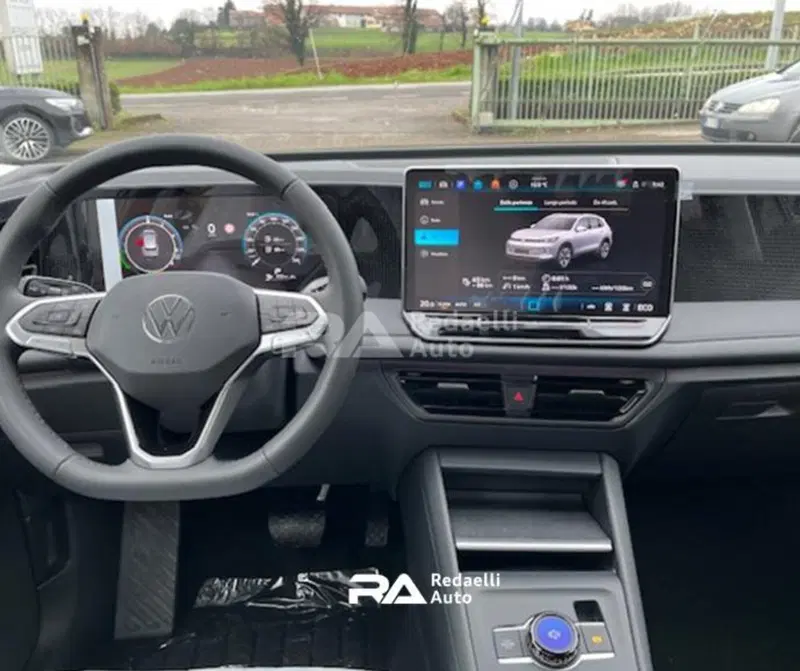Volkswagen Tiguan nuova a Lecco (9)