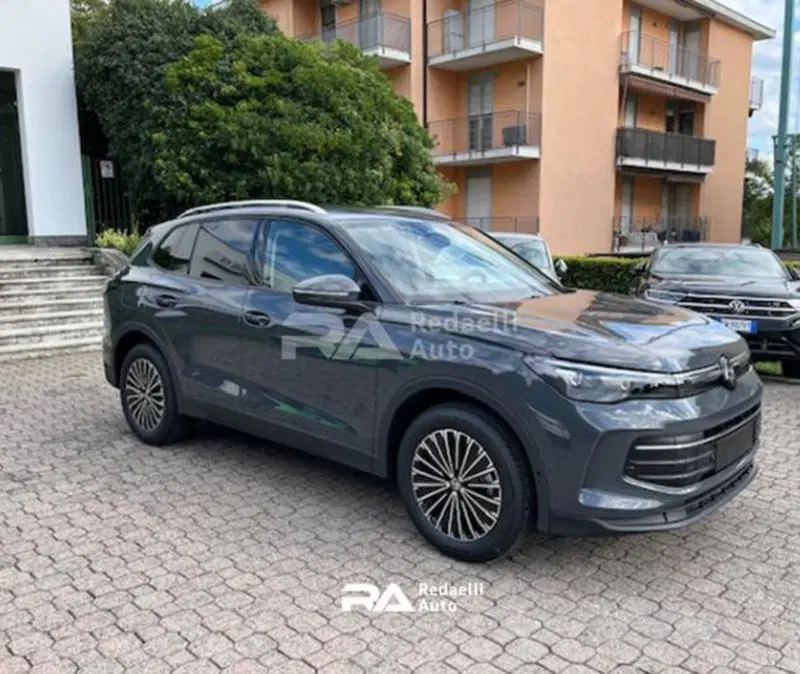 Volkswagen Tiguan nuova a Lecco (2)
