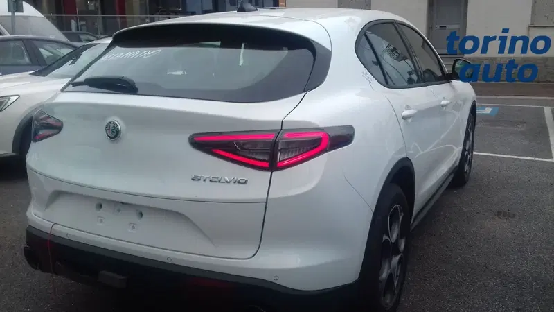 Alfa Romeo Stelvio nuova a Torino (3)
