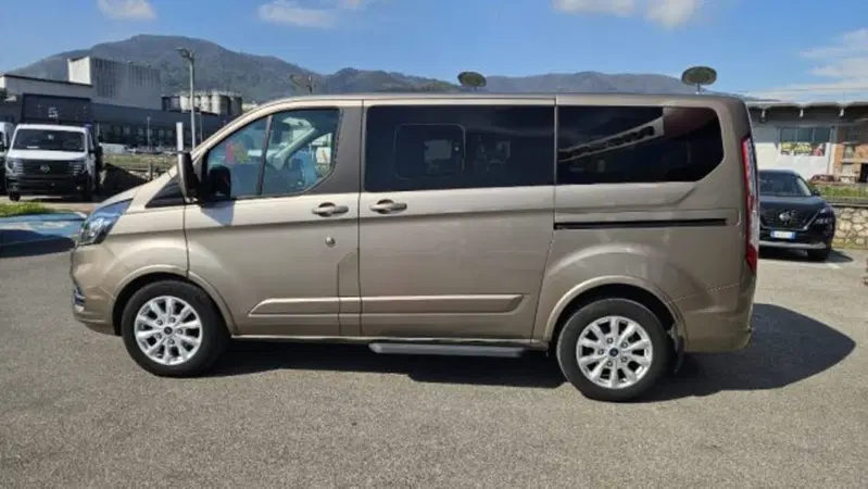 Ford Tourneo Custom usata a Lucca (9)