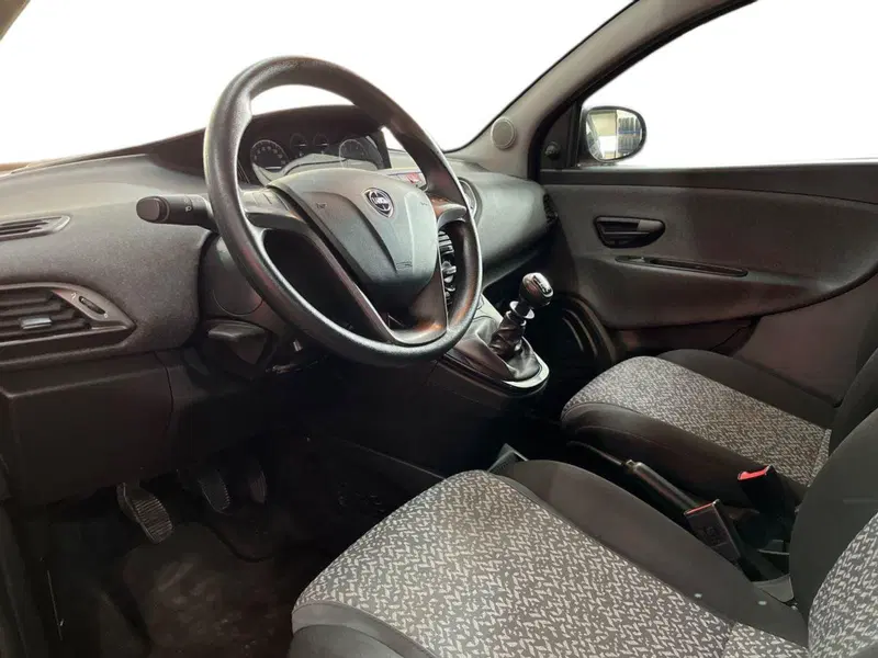 Lancia Ypsilon usata a Bari (10)