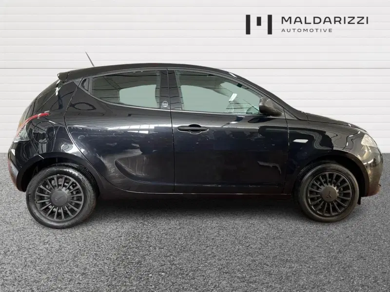 Lancia Ypsilon usata a Bari (5)