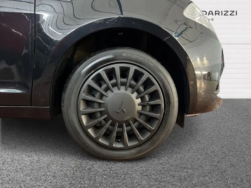 Lancia Ypsilon usata a Bari (6)