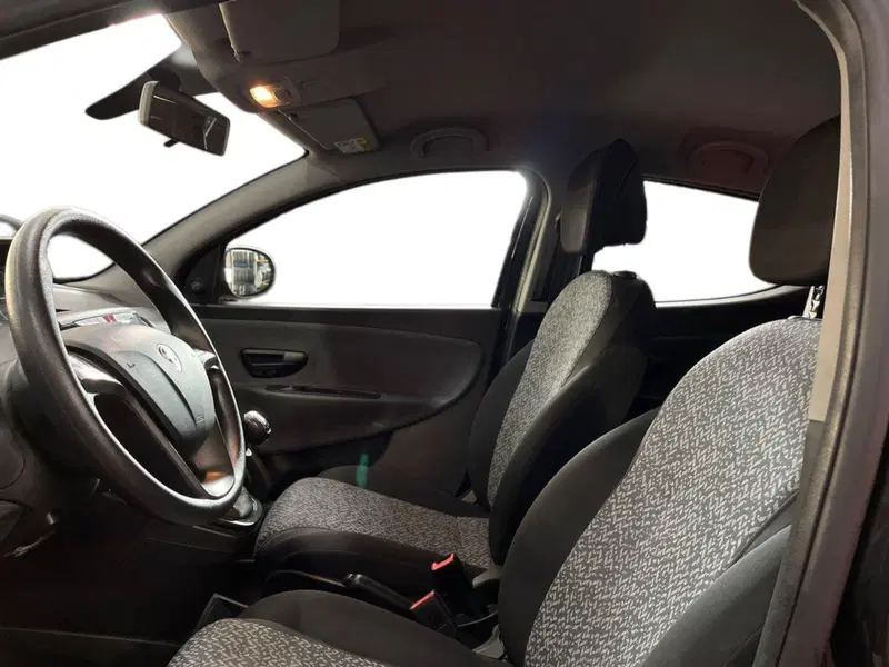 Lancia Ypsilon usata a Bari (7)