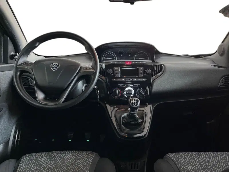 Lancia Ypsilon usata a Bari (8)