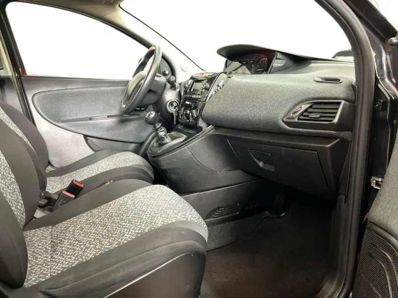 Lancia Ypsilon usata a Bari (9)