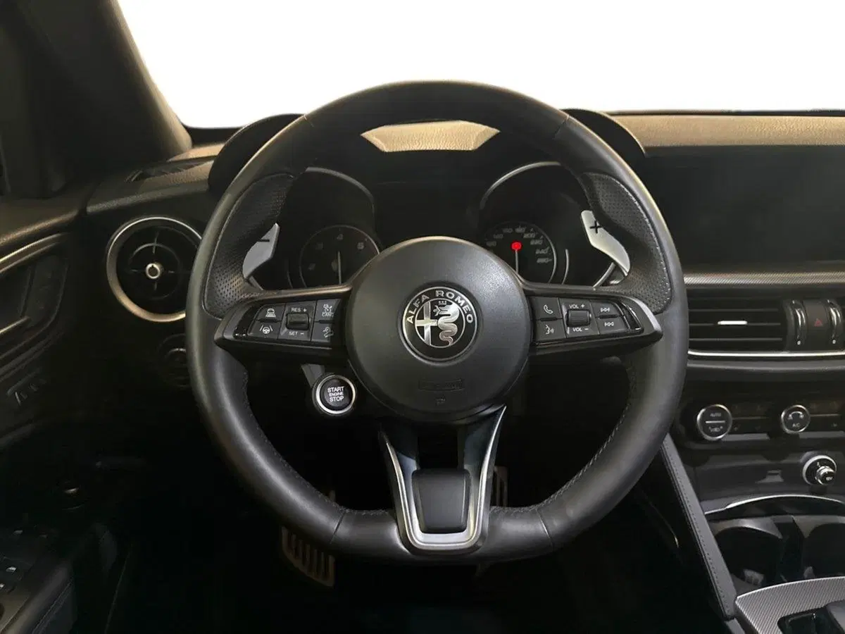 Alfa Romeo Stelvio usata a Prato (10)