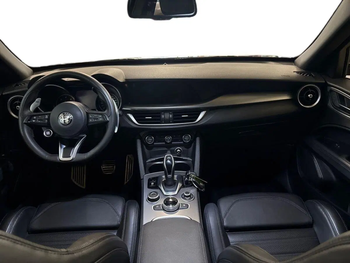 Alfa Romeo Stelvio usata a Prato (11)