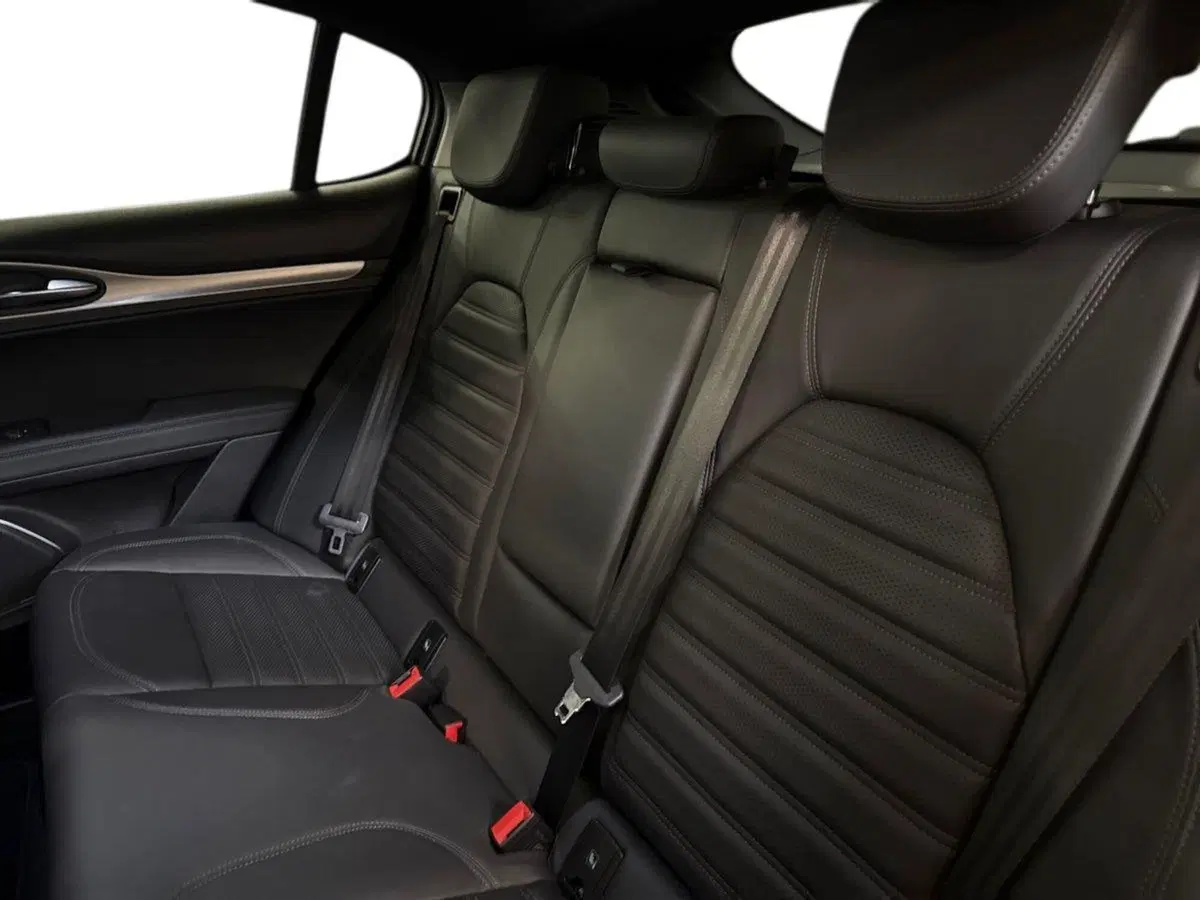 Alfa Romeo Stelvio usata a Prato (12)