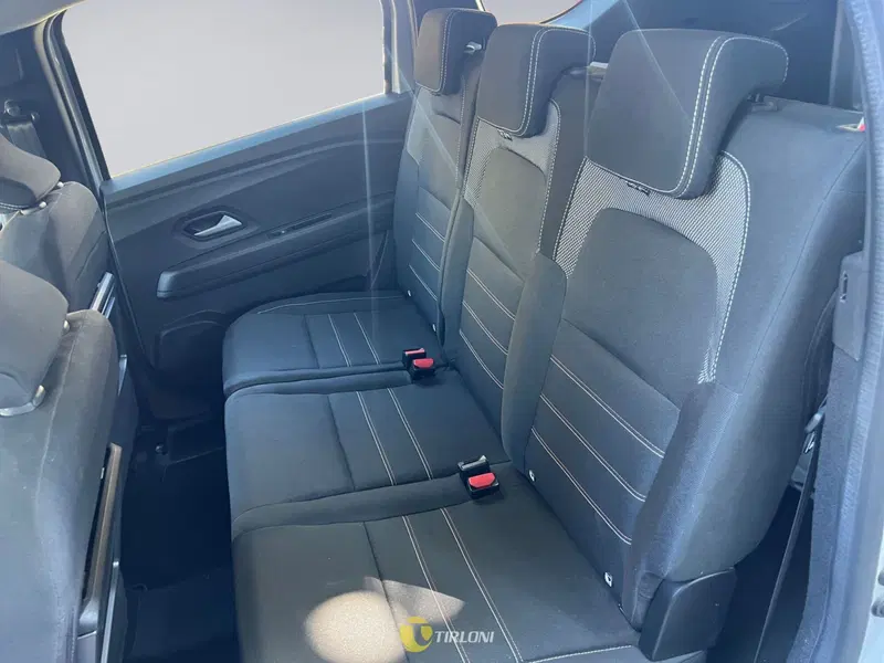 Dacia Jogger usata a Milano (12)