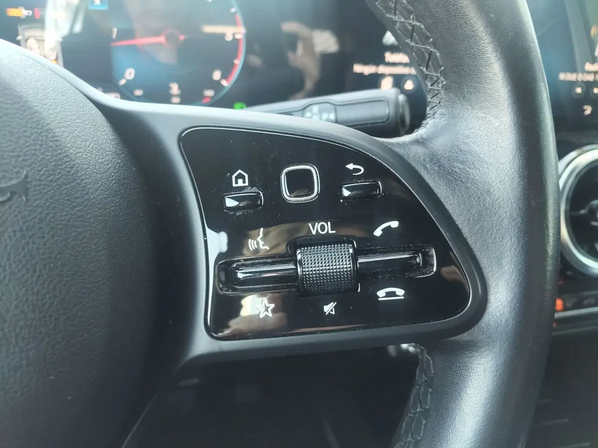 Mercedes-Benz GLA SUV usata a Modena (15)