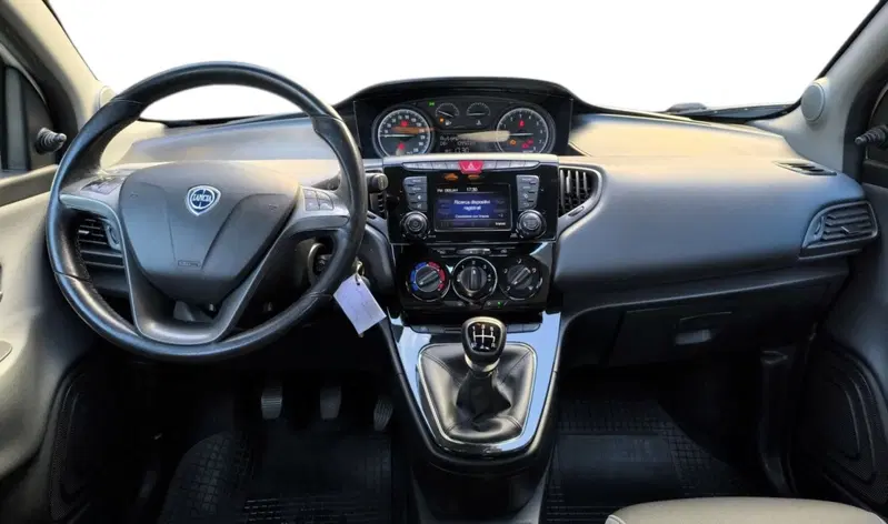 Lancia Ypsilon usata a Udine (10)