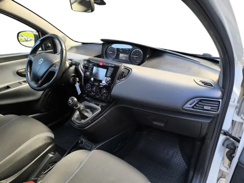 Lancia Ypsilon usata a Udine (12)
