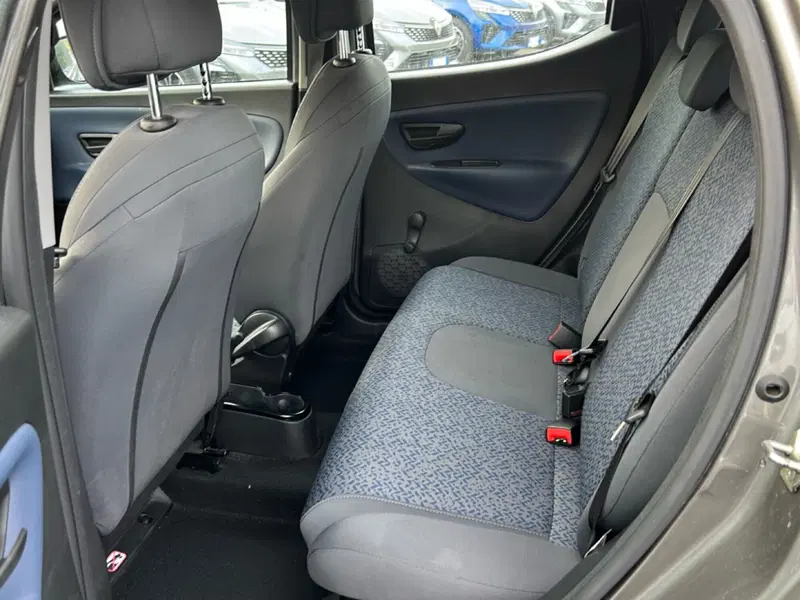 Lancia Ypsilon usata a Latina (12)