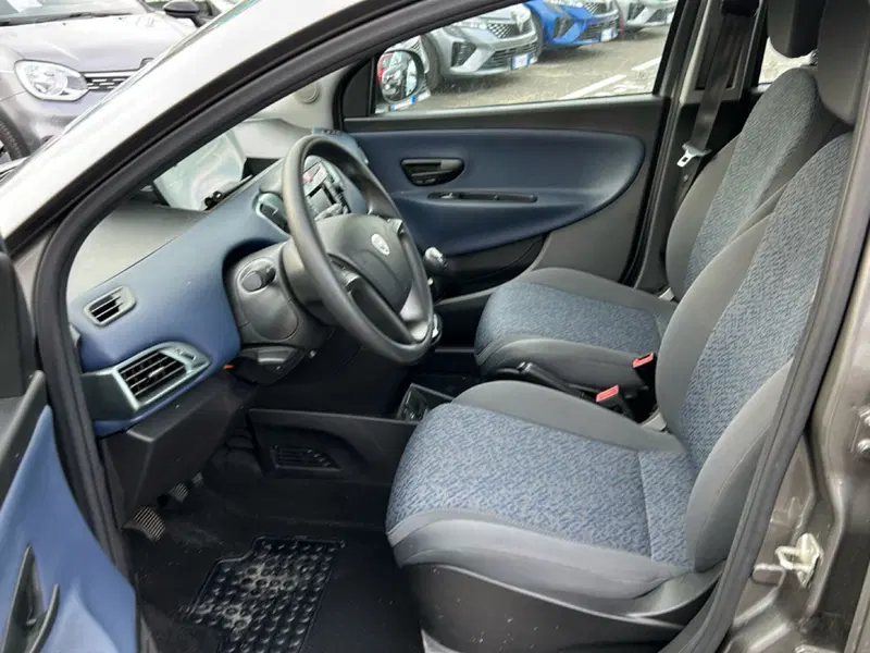 Lancia Ypsilon usata a Latina (13)
