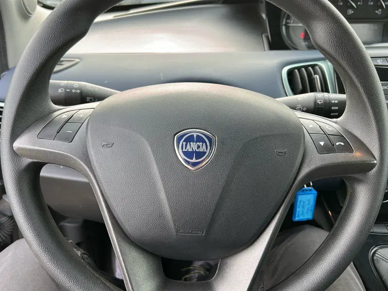 Lancia Ypsilon usata a Latina (14)