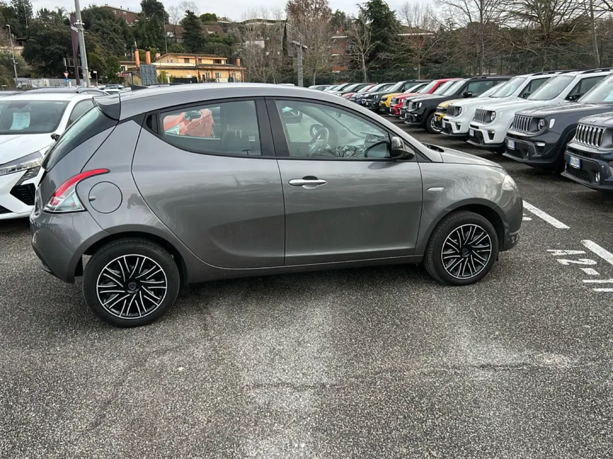 Lancia Ypsilon usata a Latina (6)