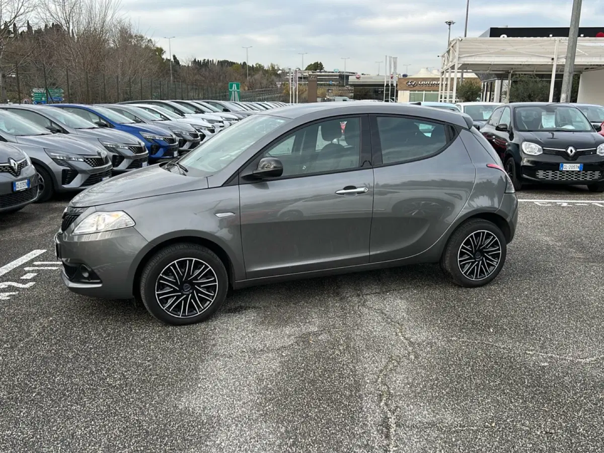 Lancia Ypsilon usata a Latina (8)