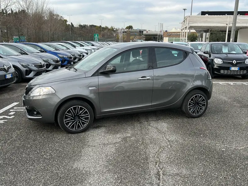 Lancia Ypsilon usata a Latina (8)