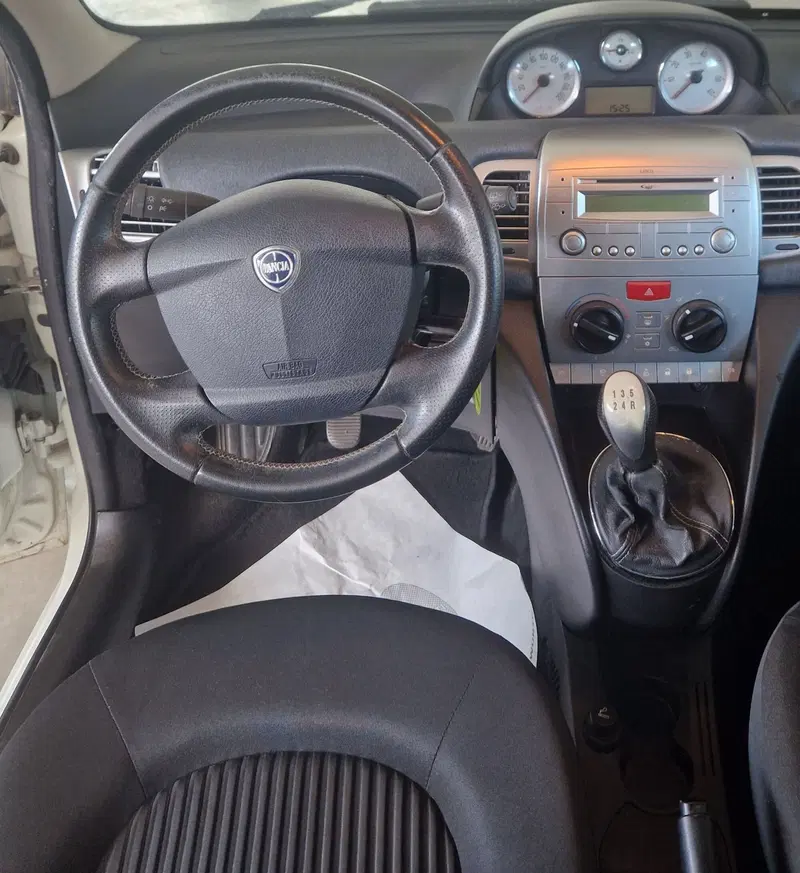 Lancia Ypsilon usata a Terni (11)