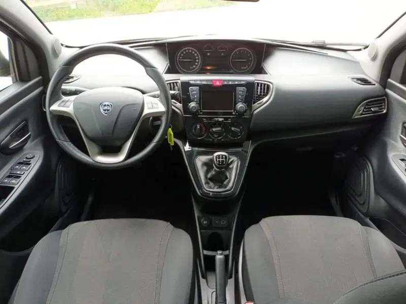 Lancia Ypsilon usata a Bari (11)
