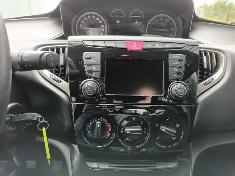 Lancia Ypsilon usata a Bari (13)