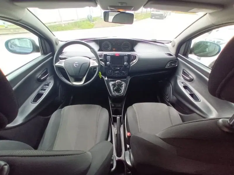 Lancia Ypsilon usata a Bari (16)
