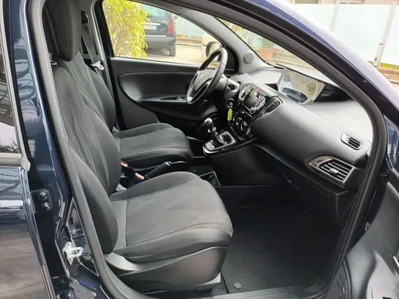 Lancia Ypsilon usata a Bari (17)