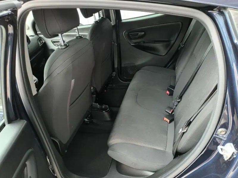 Lancia Ypsilon usata a Bari (19)