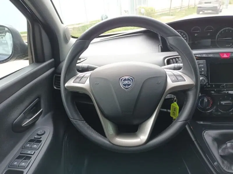 Lancia Ypsilon usata a Bari (2)