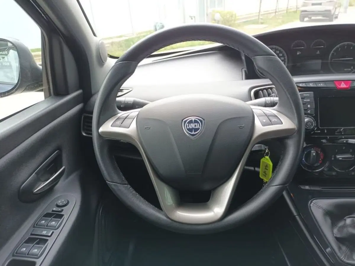 Lancia Ypsilon usata a Bari (3)